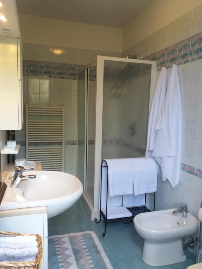 Casa Intignano - Camera Con Bagno E Portico Vista Lago Tremezzo Luaran gambar
